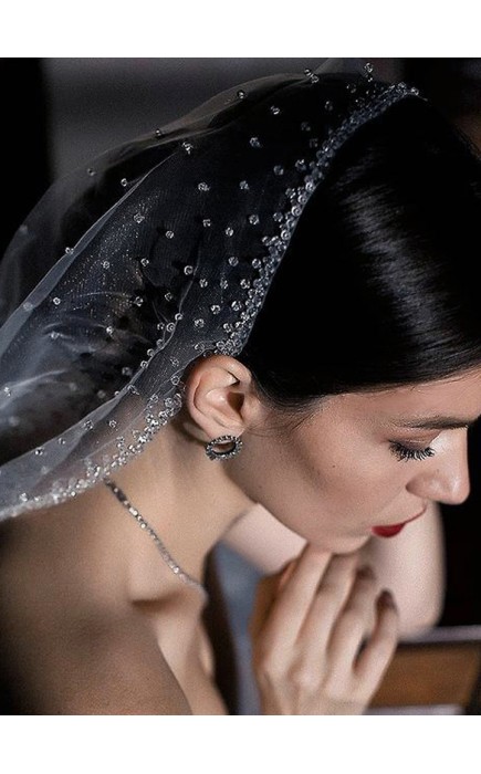 One-tier Beaded Edge Fingertip Bridal Veils With Beading